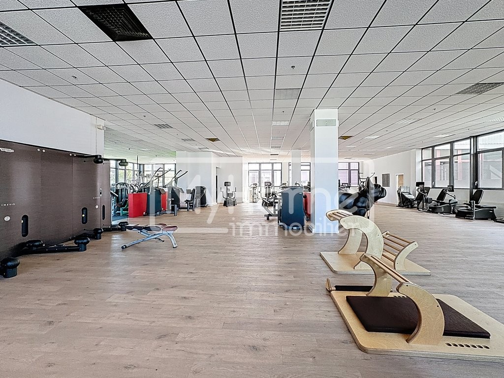 967m² shop