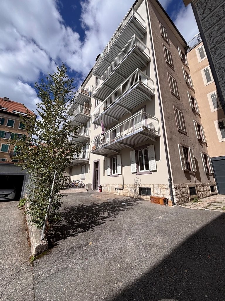 3-Zimmer-Wohnung

Eingerichtete Küche, sehr heller Eingangsbereich, Wohnzimmer und zwei Schlafzimmer sowie ein Badezimmer mit Badewanne und WC.

Die Wohnung verfügt zudem über einen Balkon.

Eine Gemeinschaftswaschküche (Waschmaschine) sowie ein Keller stehen zur Verfügung.
Ein Parkplatz ist für CHF