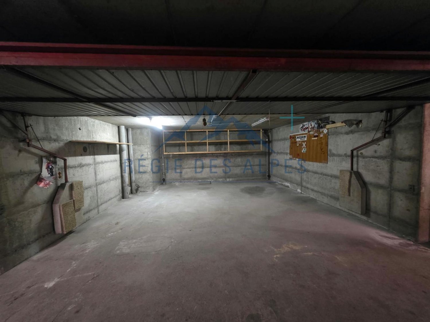 Überdachter Parkplatz