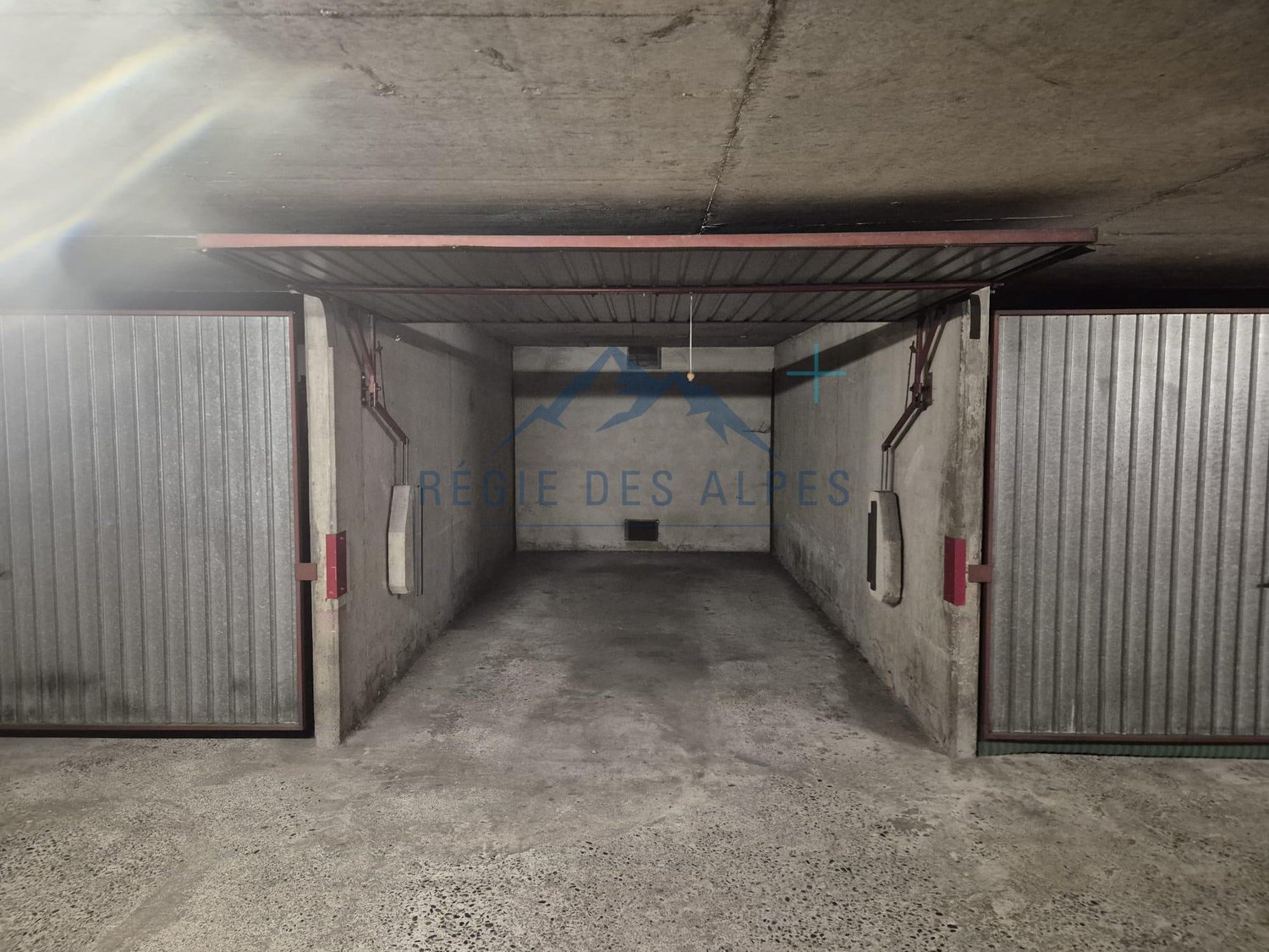 Überdachter Parkplatz