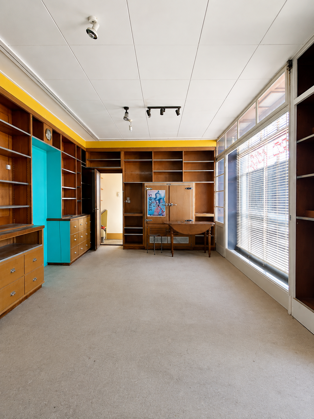 80m² shop
