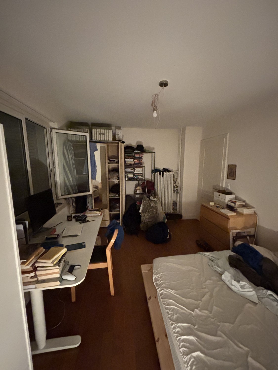 Zimmer in einer WG
Das Zimmer wird möbliert vermietet. Es gibt ein grosses Wohnzimmer zur Mitbenutzung. In der Wohnung lebt ein ruhiger und respektvoller Mitbewohner, der berufstätig ist. Die Bilder zeigen das Zimmer mit persönlichen Gegenständen, die entfernt werden.
Das Zimmer ist vom 1. Okt, Foto 1 von 5