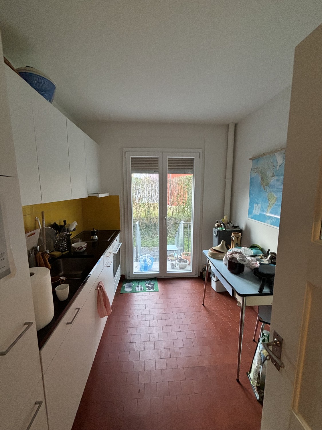 Zimmer in einer WG
Das Zimmer wird möbliert vermietet. Es gibt ein grosses Wohnzimmer zur Mitbenutzung. In der Wohnung lebt ein ruhiger und respektvoller Mitbewohner, der berufstätig ist. Die Bilder zeigen das Zimmer mit persönlichen Gegenständen, die entfernt werden.
Das Zimmer ist vom 1. Okt, Foto 5 von 5