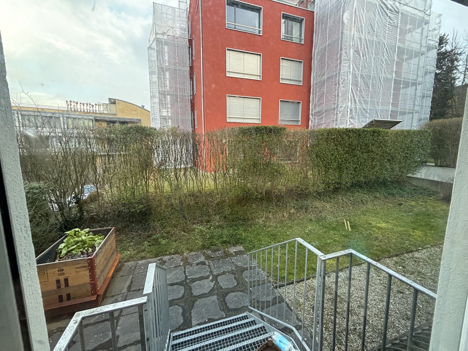 Zimmer in einer WG
Das Zimmer wird möbliert vermietet. Es gibt ein grosses Wohnzimmer zur Mitbenutzung. In der Wohnung lebt ein ruhiger und respektvoller Mitbewohner, der berufstätig ist. Die Bilder zeigen das Zimmer mit persönlichen Gegenständen, die entfernt werden.
Das Zimmer ist vom 1. Okt, Foto 4 von 5