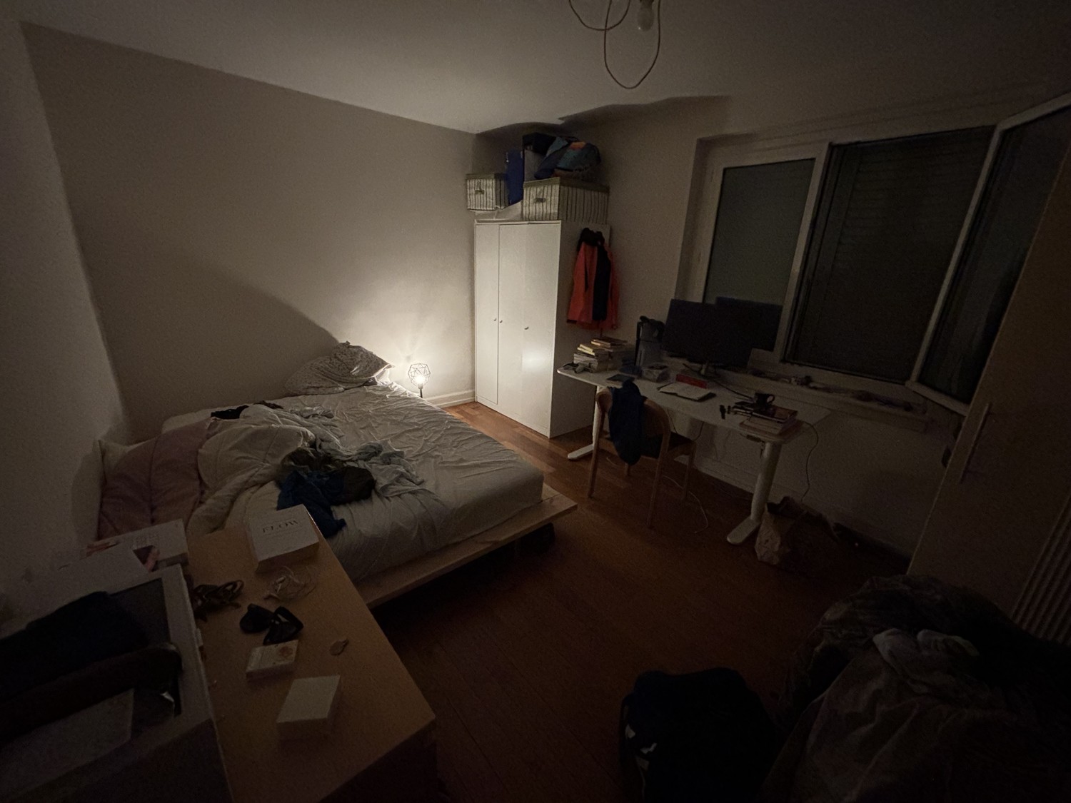 Zimmer in einer WG
Das Zimmer wird möbliert vermietet. Es gibt ein grosses Wohnzimmer zur Mitbenutzung. In der Wohnung lebt ein ruhiger und respektvoller Mitbewohner, der berufstätig ist. Die Bilder zeigen das Zimmer mit persönlichen Gegenständen, die entfernt werden.
Das Zimmer ist vom 1. Okt, Foto 2 von 5