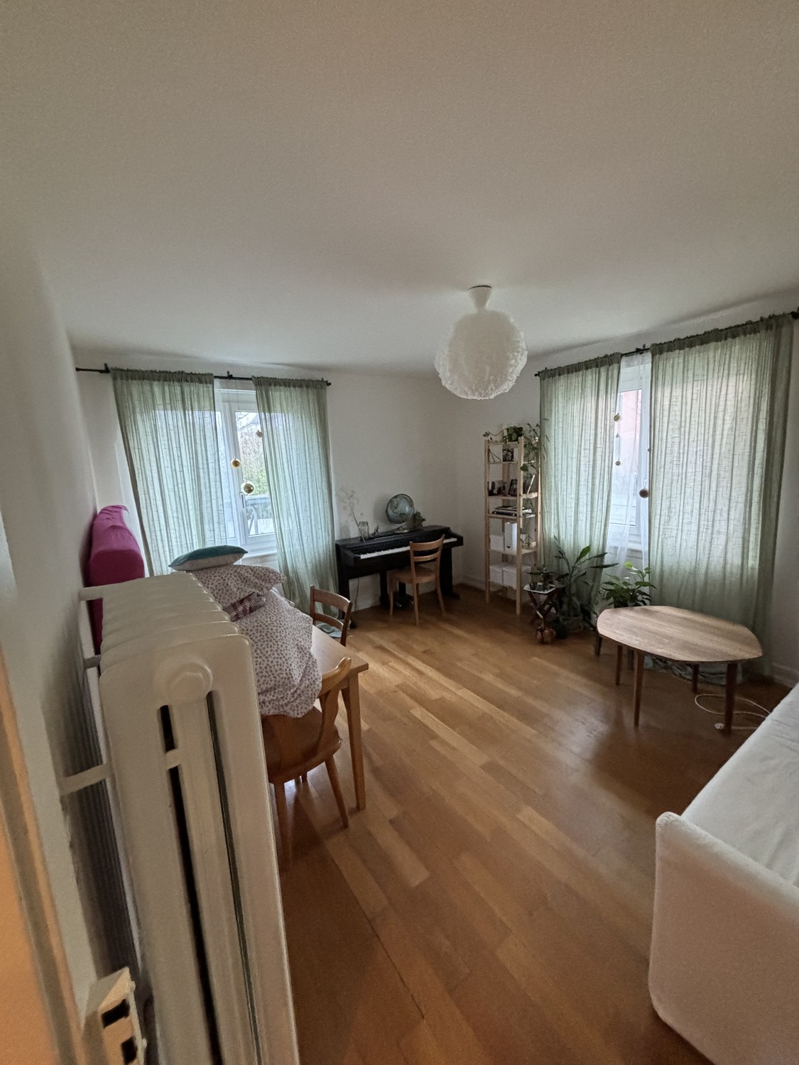 Zimmer in einer WG
Das Zimmer wird möbliert vermietet. Es gibt ein grosses Wohnzimmer zur Mitbenutzung. In der Wohnung lebt ein ruhiger und respektvoller Mitbewohner, der berufstätig ist. Die Bilder zeigen das Zimmer mit persönlichen Gegenständen, die entfernt werden.
Das Zimmer ist vom 1. Okt, Foto 3 von 5