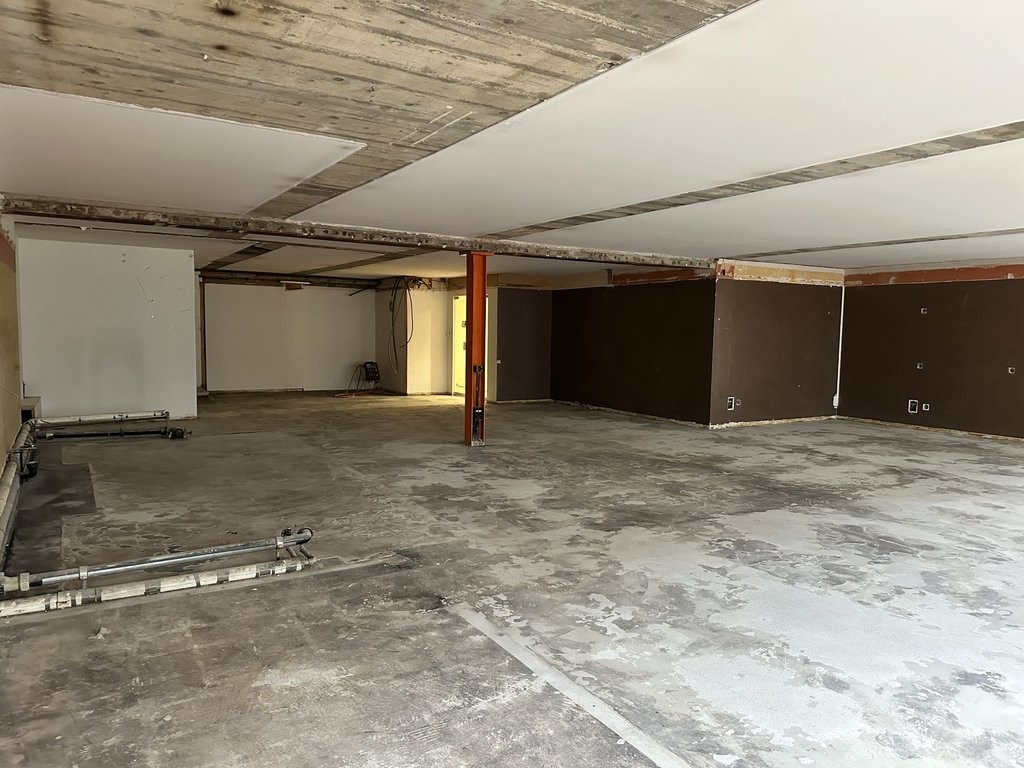 140m² commercial