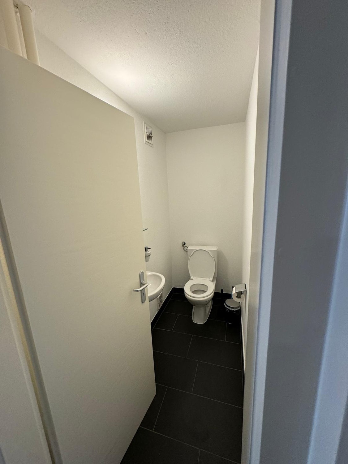 Zimmer in einer Wohngemeinschaft
Suchen Sie einen neuen Ort, den Sie Ihr Zuhause nennen können? :)
Ich vermiete ein voll möbliertes Zimmer in einer sehr hellen und grossen Wohnung in der Leimenstrasse, 300m von den Tramhaltestellen Universität, Musik Akademie und Holbeinstrasse entfernt. Der B, Foto 5 von 6