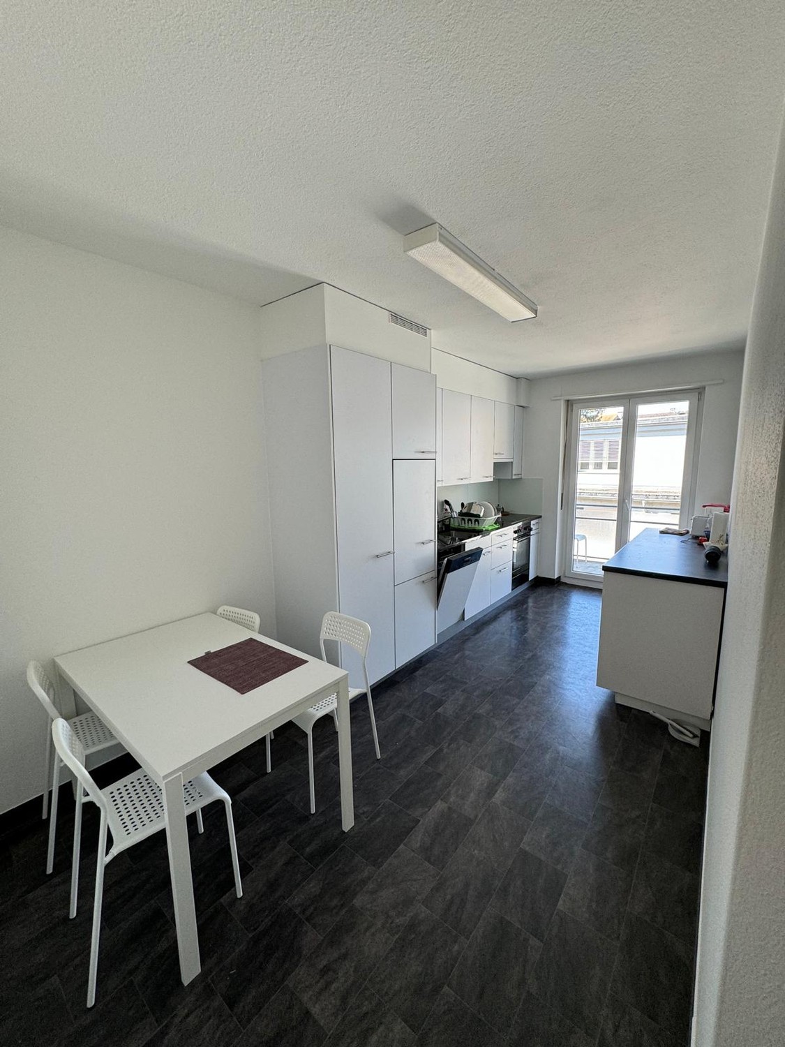 Zimmer in einer Wohngemeinschaft
Suchen Sie einen neuen Ort, den Sie Ihr Zuhause nennen können? :)
Ich vermiete ein voll möbliertes Zimmer in einer sehr hellen und grossen Wohnung in der Leimenstrasse, 300m von den Tramhaltestellen Universität, Musik Akademie und Holbeinstrasse entfernt. Der B, Foto 3 von 6