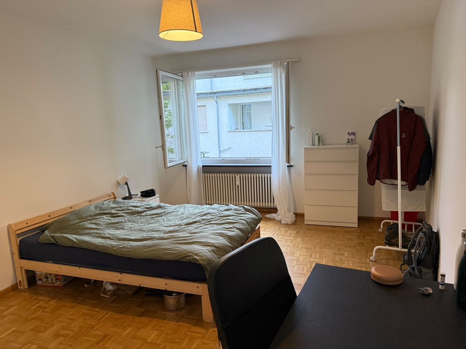Zimmer in einer Wohngemeinschaft
Suchen Sie einen neuen Ort, den Sie Ihr Zuhause nennen können? :)
Ich vermiete ein voll möbliertes Zimmer in einer sehr hellen und grossen Wohnung in der Leimenstrasse, 300m von den Tramhaltestellen Universität, Musik Akademie und Holbeinstrasse entfernt. Der B, Foto 2 von 6