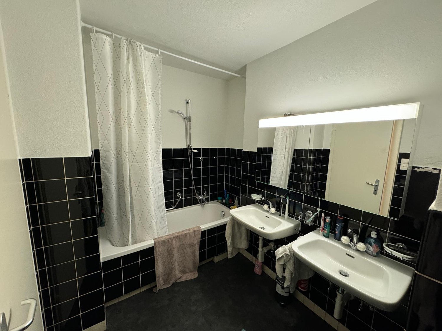 Zimmer in einer Wohngemeinschaft
Suchen Sie einen neuen Ort, den Sie Ihr Zuhause nennen können? :)
Ich vermiete ein voll möbliertes Zimmer in einer sehr hellen und grossen Wohnung in der Leimenstrasse, 300m von den Tramhaltestellen Universität, Musik Akademie und Holbeinstrasse entfernt. Der B, Foto 4 von 6