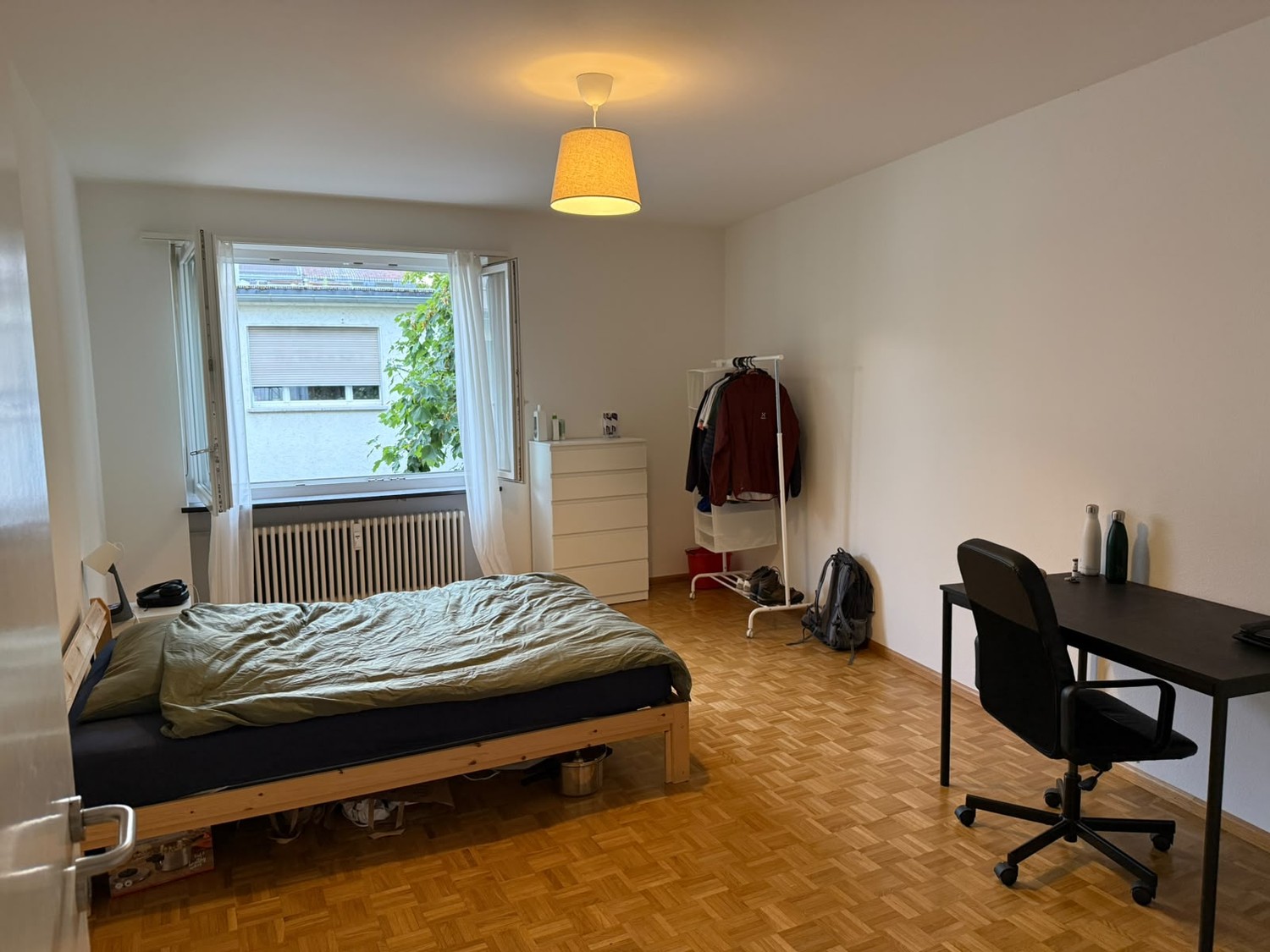 Zimmer in einer Wohngemeinschaft
Suchen Sie einen neuen Ort, den Sie Ihr Zuhause nennen können? :)
Ich vermiete ein voll möbliertes Zimmer in einer sehr hellen und grossen Wohnung in der Leimenstrasse, 300m von den Tramhaltestellen Universität, Musik Akademie und Holbeinstrasse entfernt. Der B, Foto 1 von 6