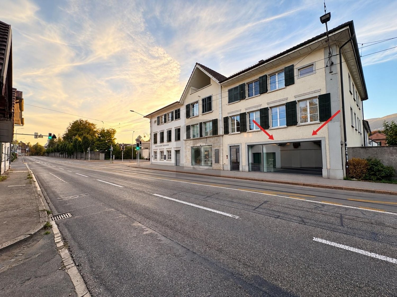 53m² shop