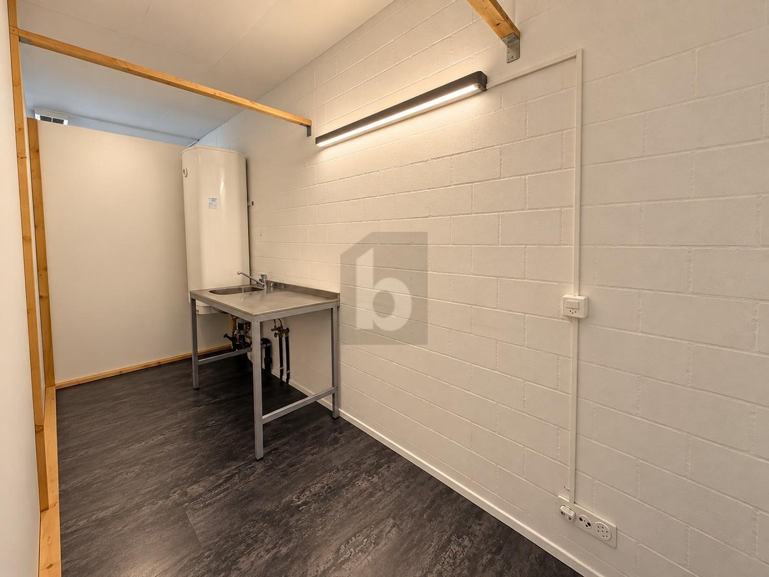 53m² shop