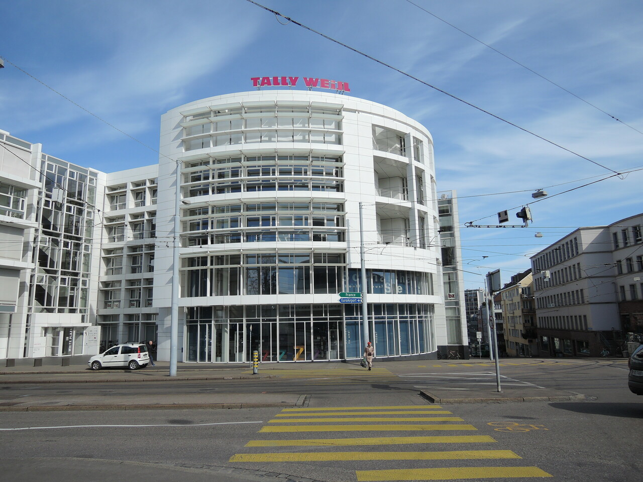 700m² office
