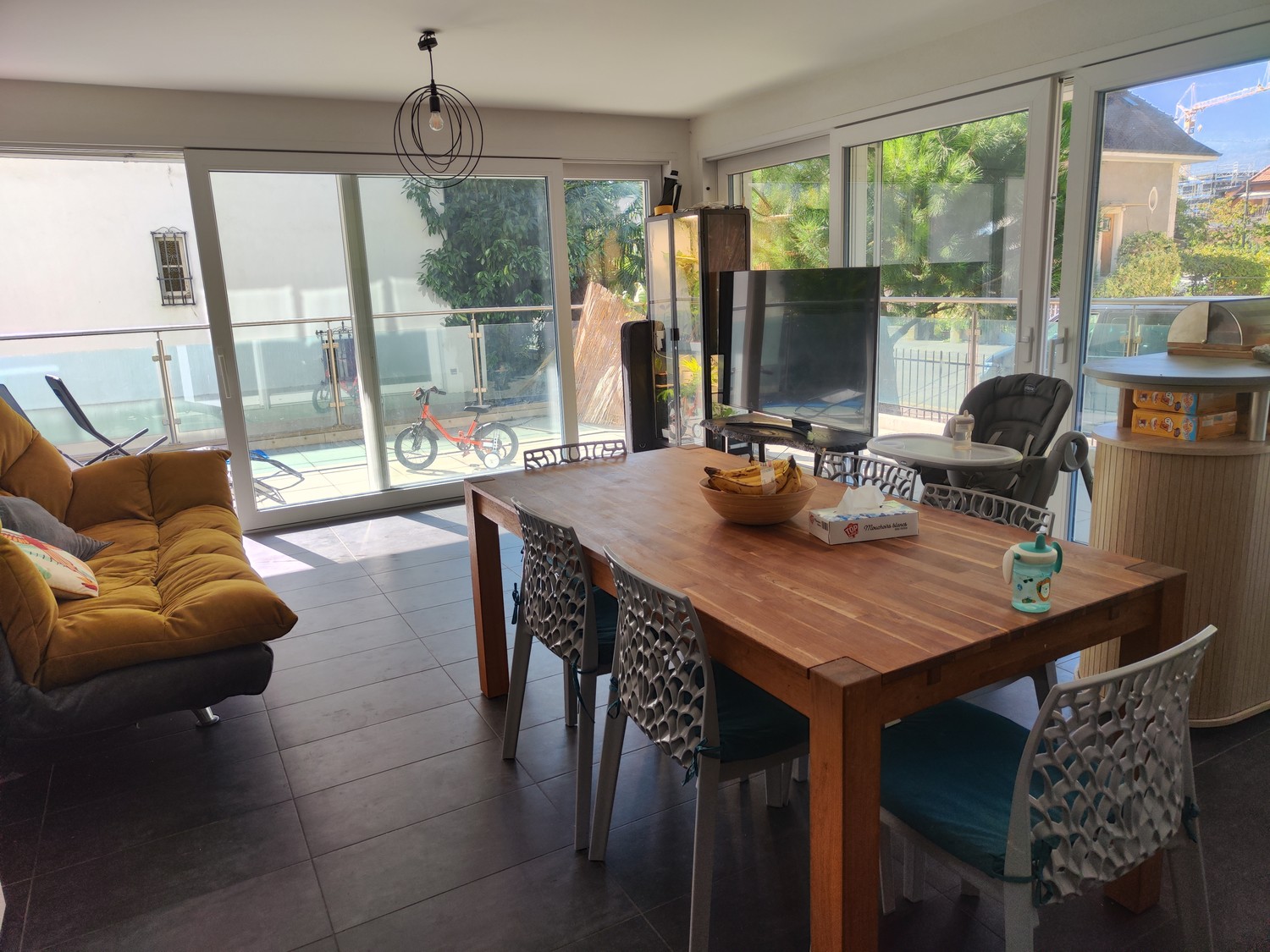 3 ½ Zimmer Wohnung
Zu vermieten: charmante 3.5-Zimmer-Wohnung im Erdgeschoss einer kleinen Residenz mit Aufzug, an der rue de Chambon in Yverdon-les-Bains.
Ideal gelegen, befindet sich die Wohnung nur wenige Gehminuten von Geschäften (Migros, Coop, Denner), Schulen, Bushaltestellen, dem Bahnhof sowi