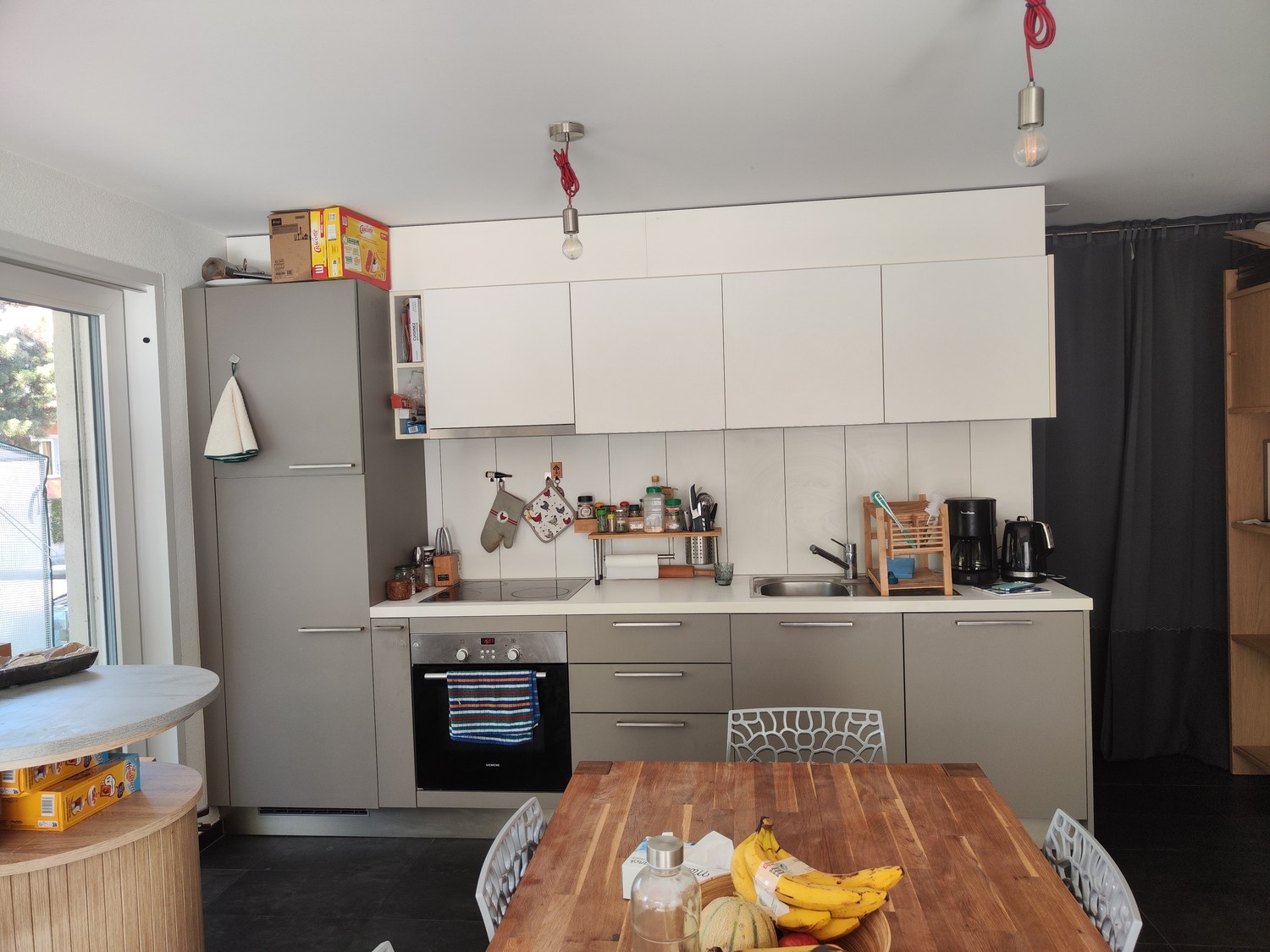 3 ½ Zimmer Wohnung
Zu vermieten: charmante 3.5-Zimmer-Wohnung im Erdgeschoss einer kleinen Residenz mit Aufzug, an der rue de Chambon in Yverdon-les-Bains.
Ideal gelegen, befindet sich die Wohnung nur wenige Gehminuten von Geschäften (Migros, Coop, Denner), Schulen, Bushaltestellen, dem Bahnhof sowi