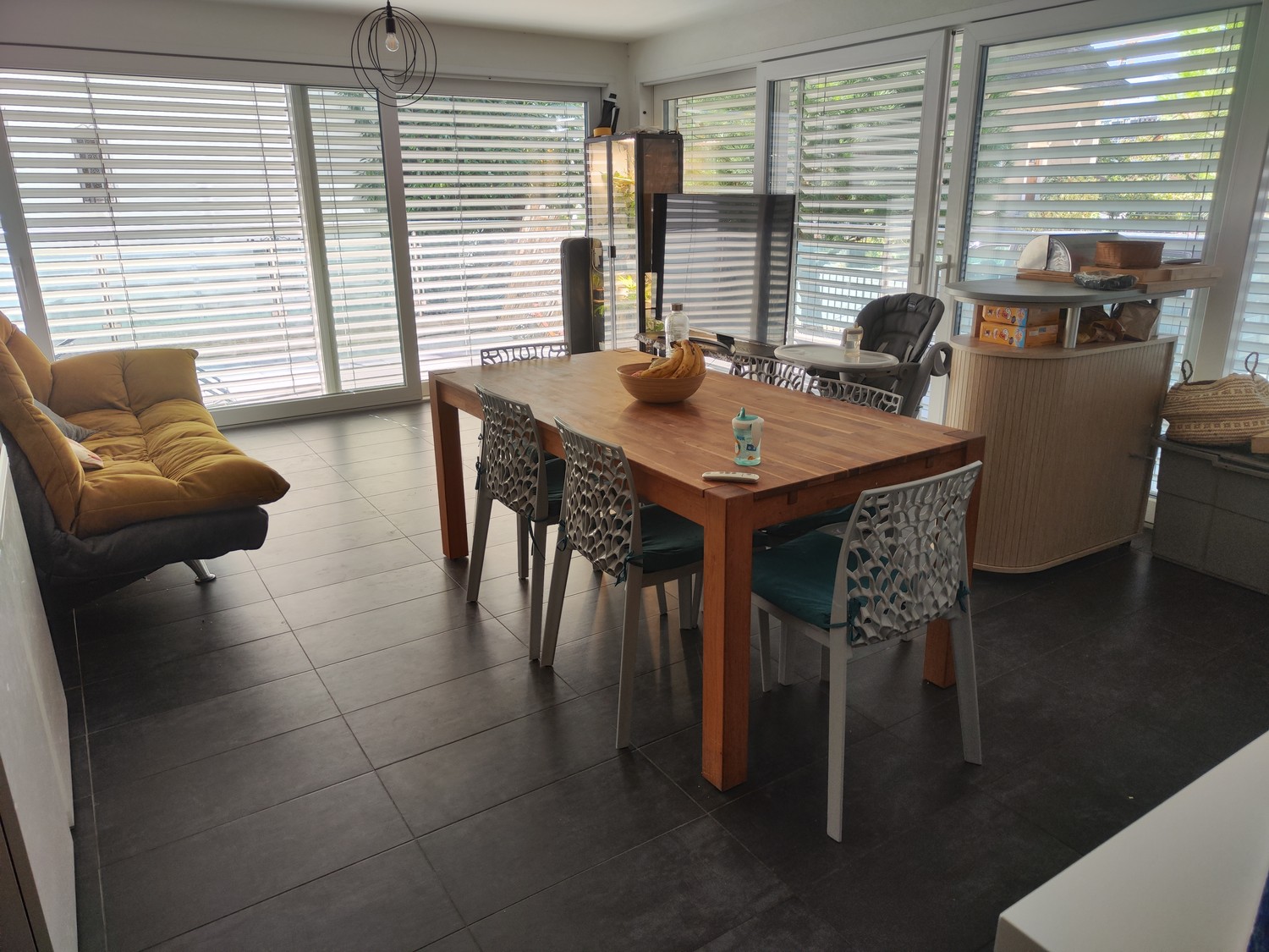 3 ½ Zimmer Wohnung
Zu vermieten: charmante 3.5-Zimmer-Wohnung im Erdgeschoss einer kleinen Residenz mit Aufzug, an der rue de Chambon in Yverdon-les-Bains.
Ideal gelegen, befindet sich die Wohnung nur wenige Gehminuten von Geschäften (Migros, Coop, Denner), Schulen, Bushaltestellen, dem Bahnhof sowi