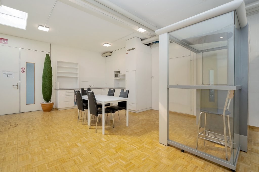 120m² office
