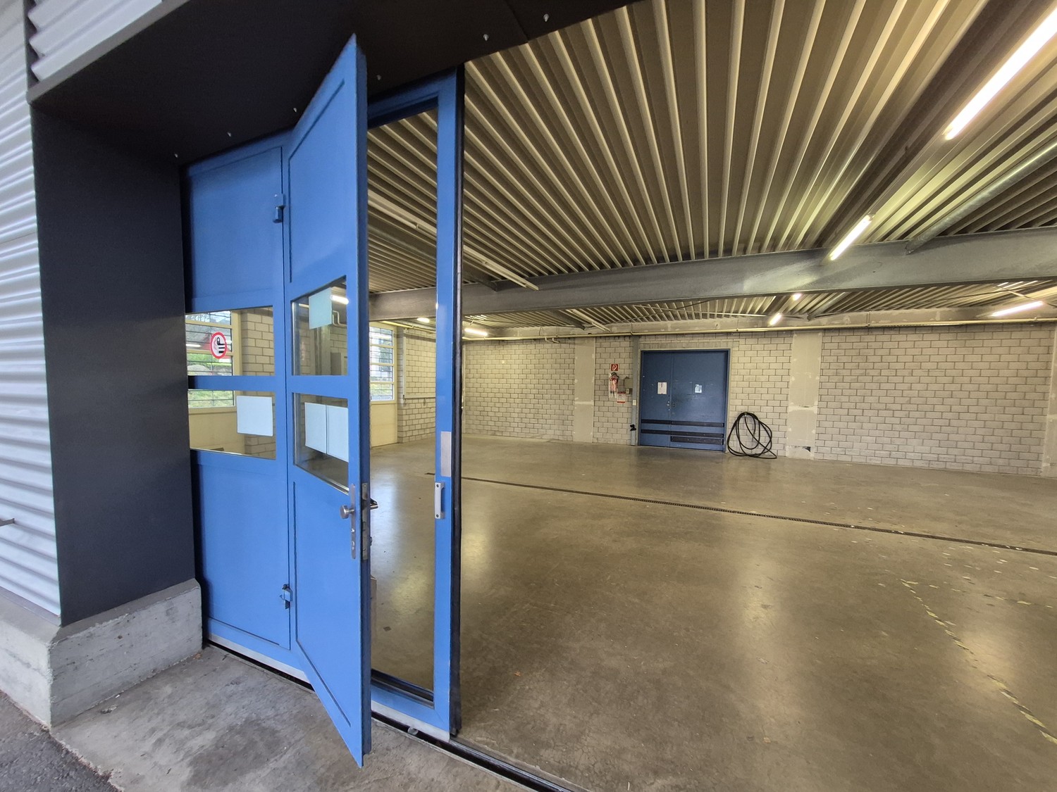 390m² shop