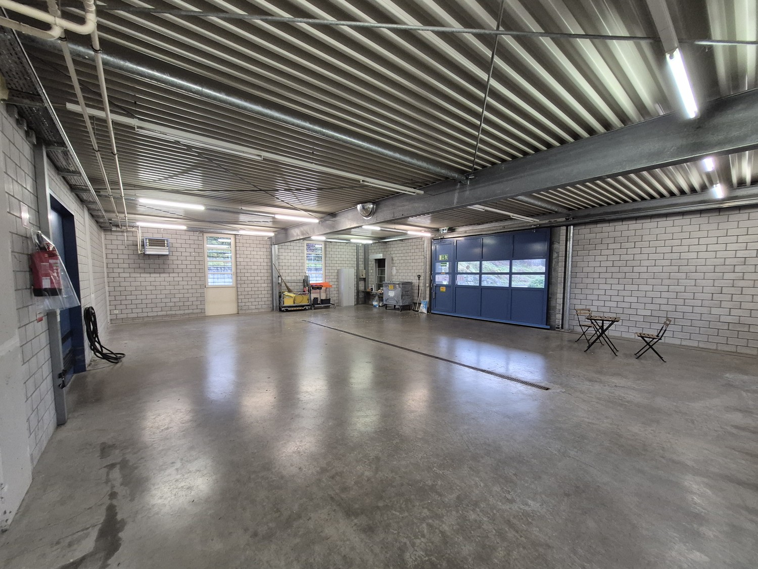 390m² shop