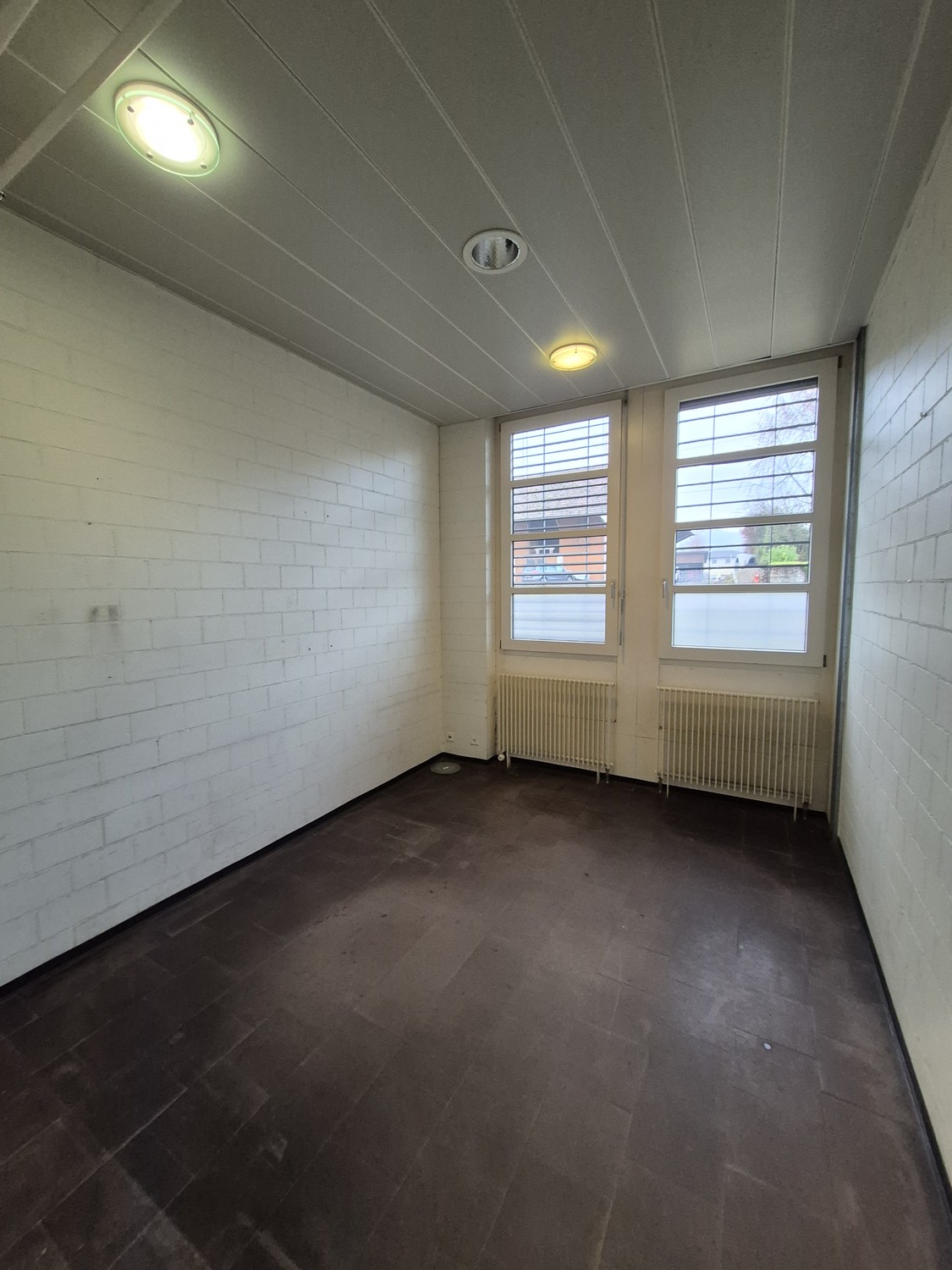390m² shop