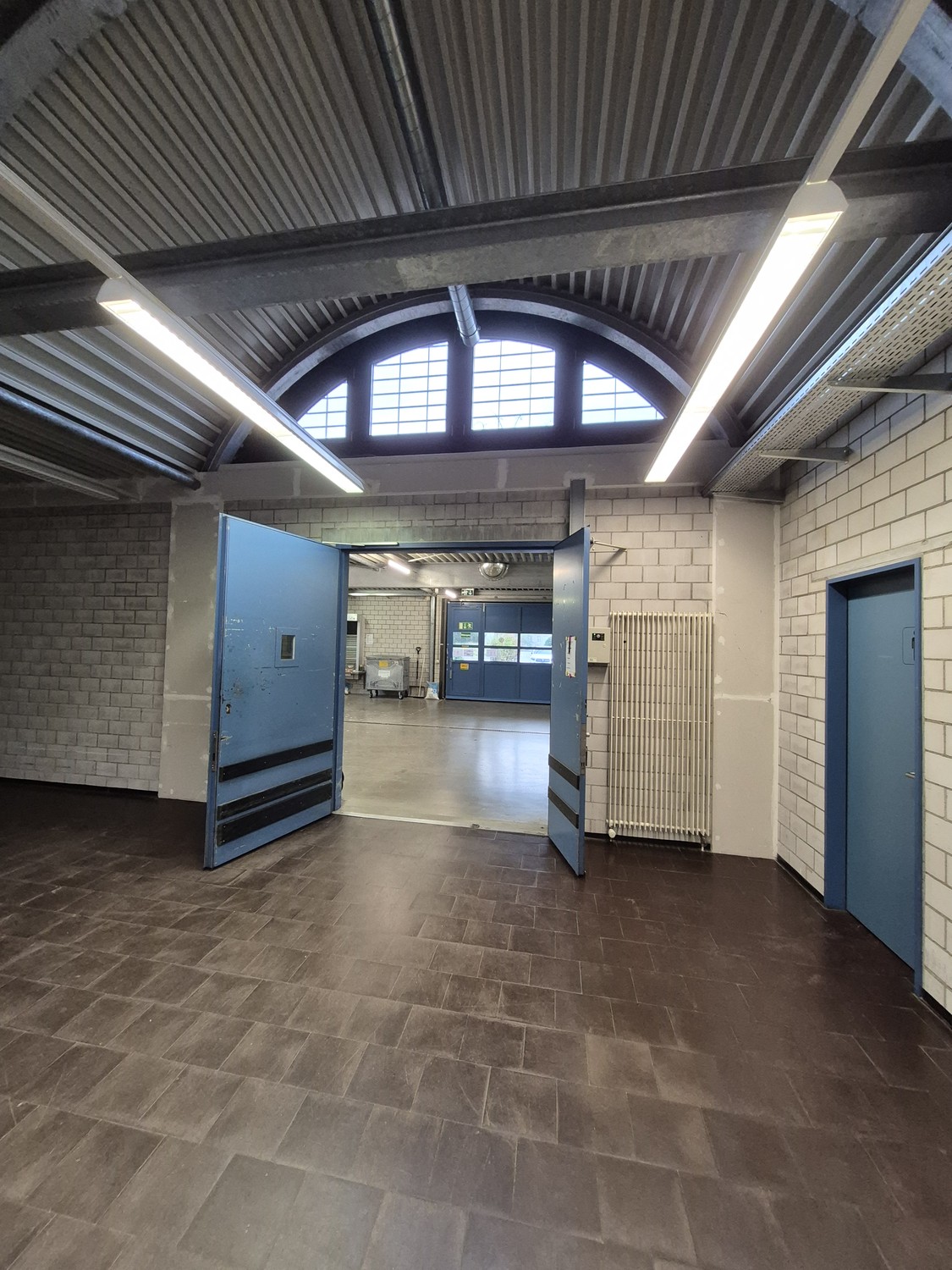 390m² shop