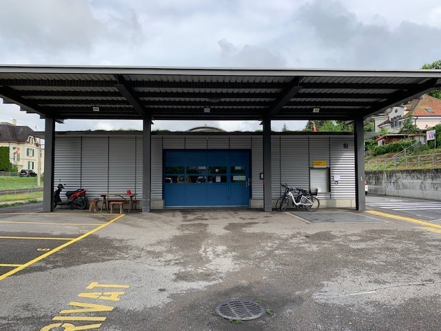 390m² shop