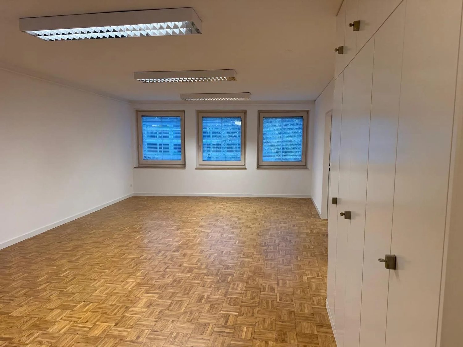 170m² office