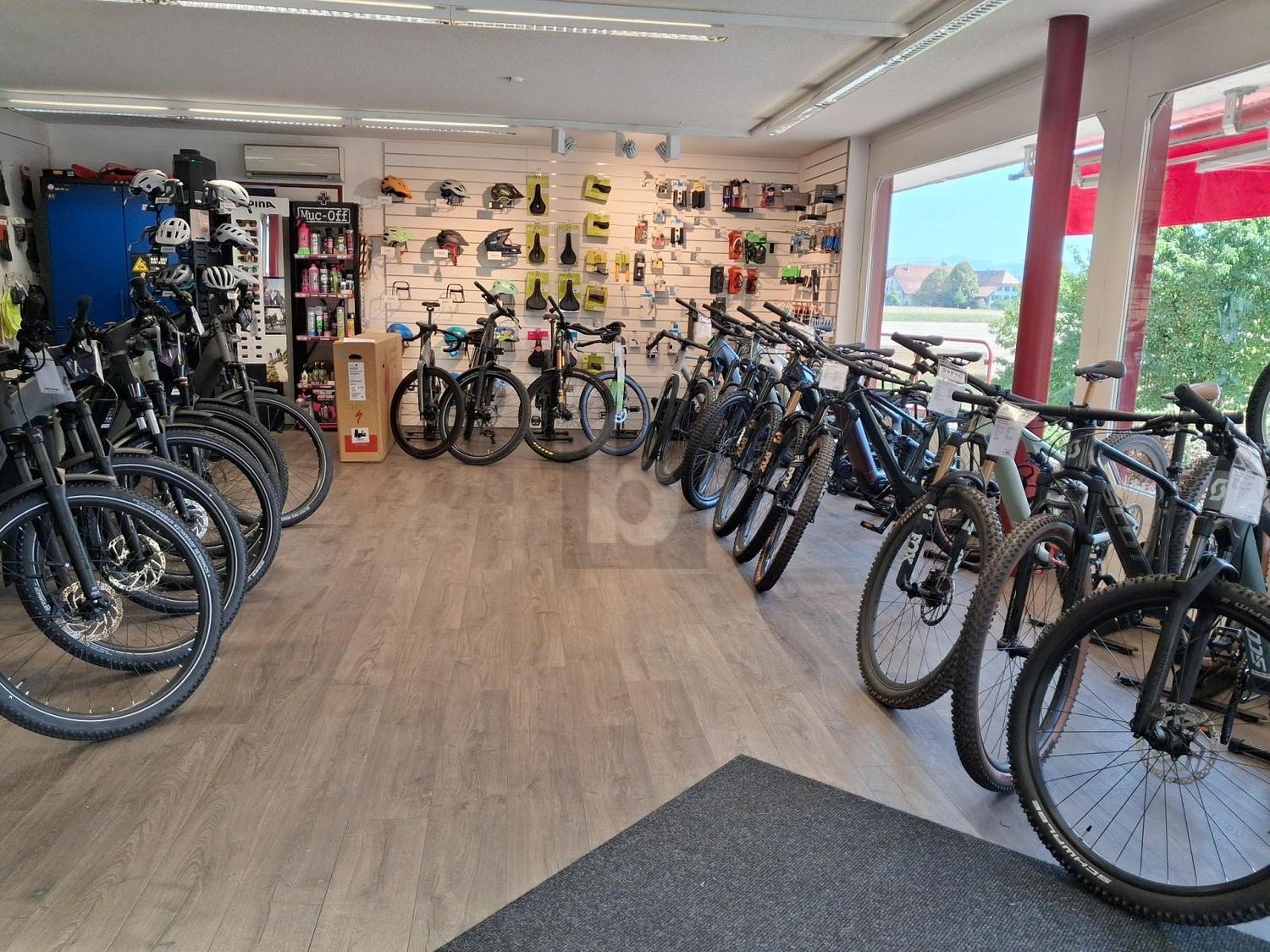 280m² shop