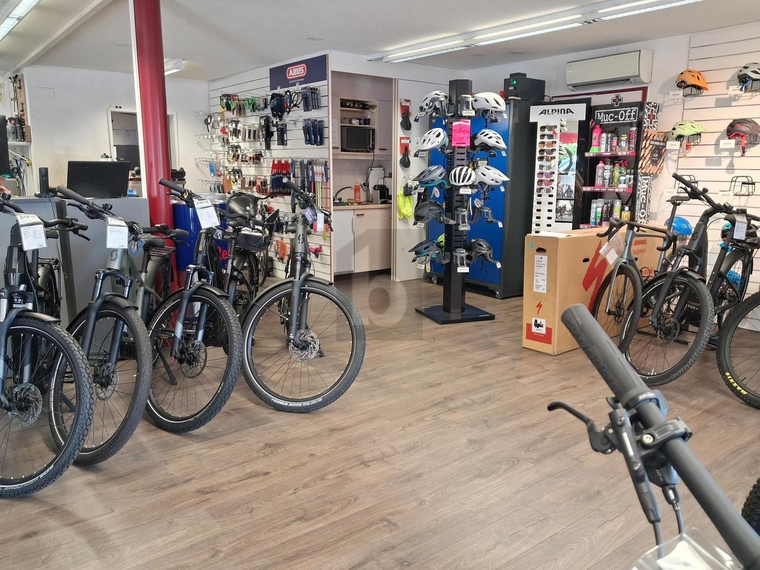 280m² shop