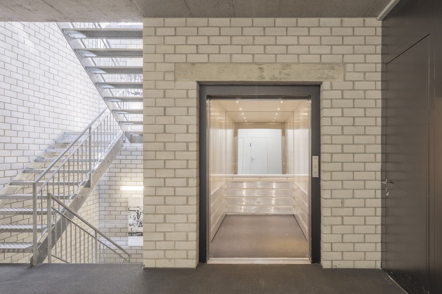 151m² office