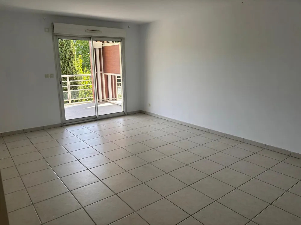 Beautiful and well-maintained 2-room apartment with 62 m² on the 2nd upper floor of a quiet and well-maintained residential building with a lift.
The apartment features a spacious living room with direct access to the 22 m² terrace, a separate kitchen, a bedroom with a built-in wardrobe, a bathro