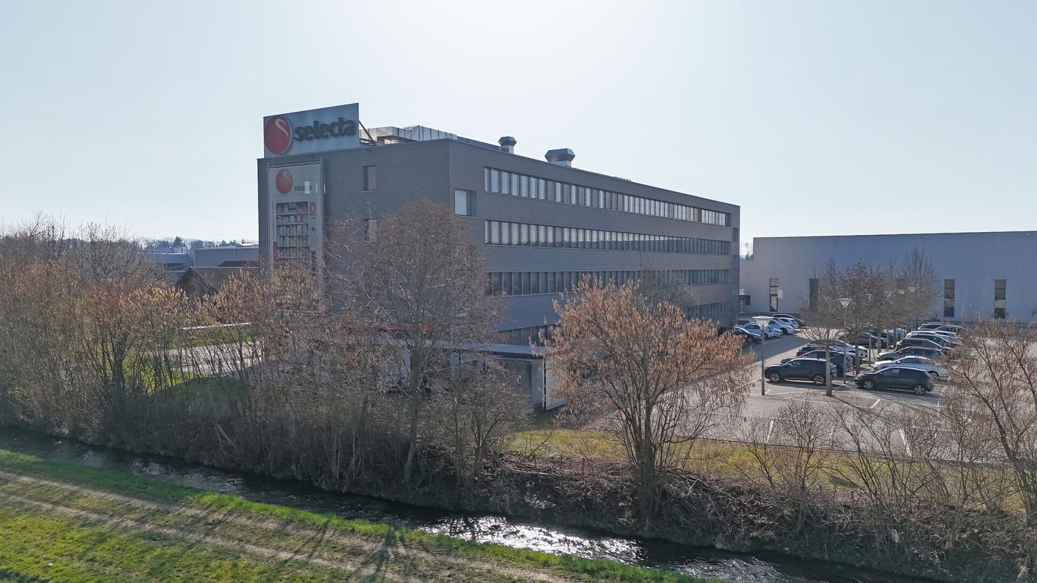 904m² commerciale