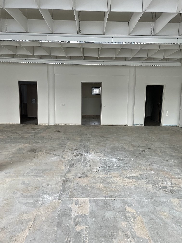 165m² shop