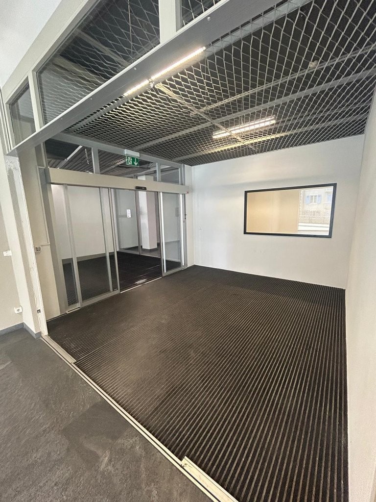 310m² shop