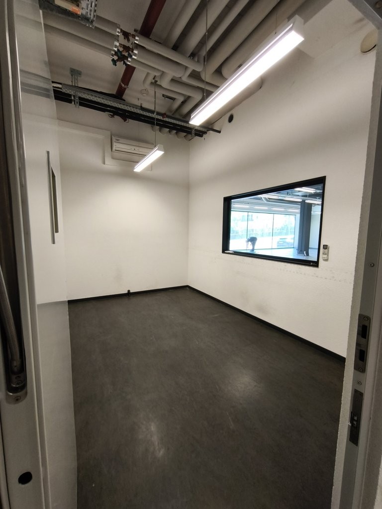 310m² shop