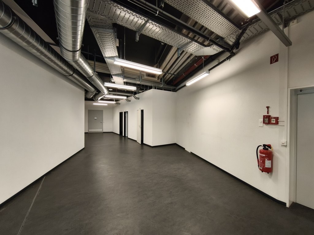 310m² shop