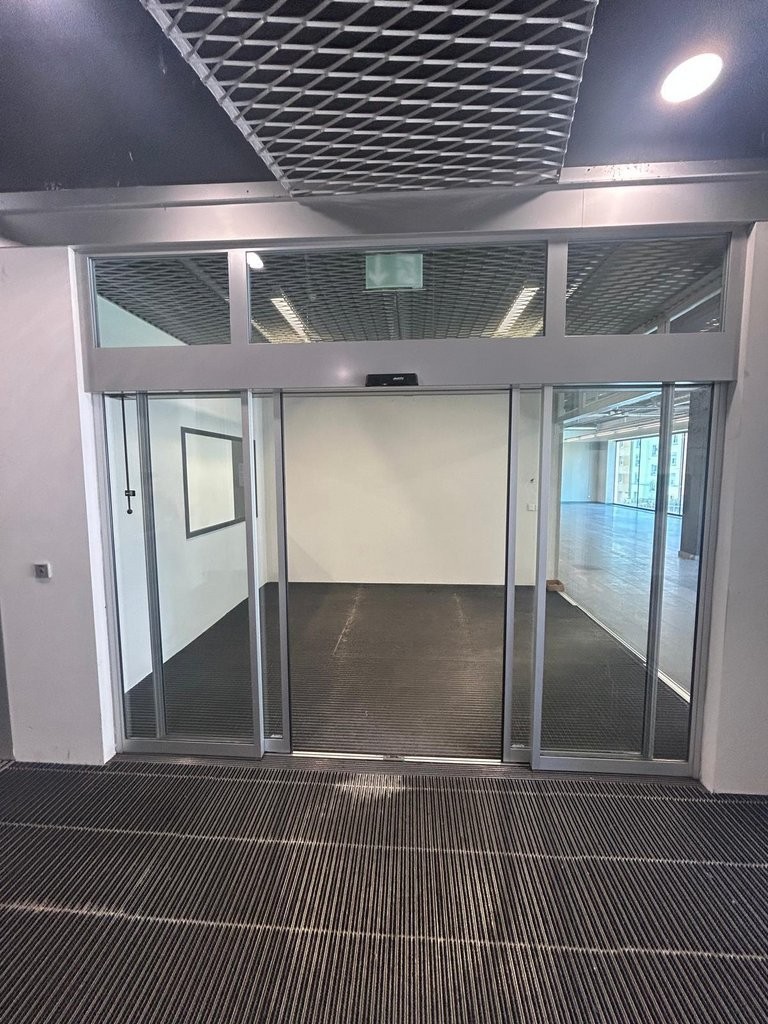 310m² shop