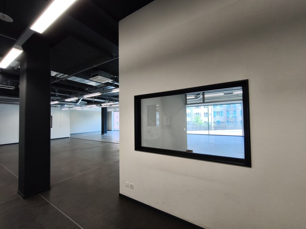 310m² shop