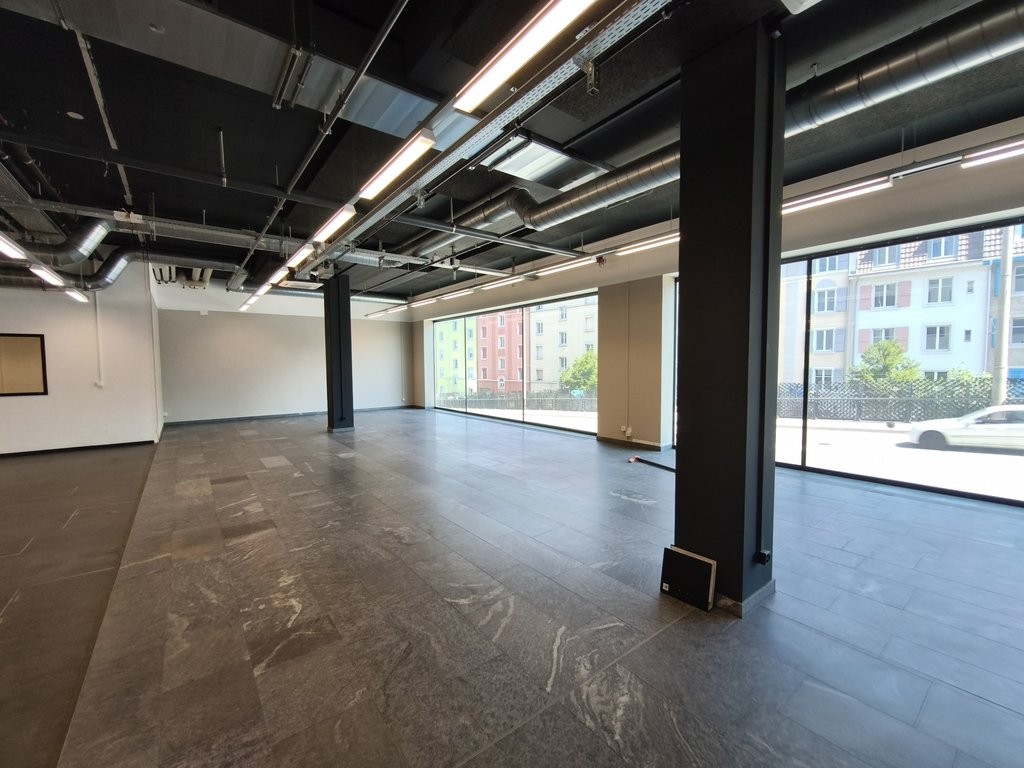 310m² shop