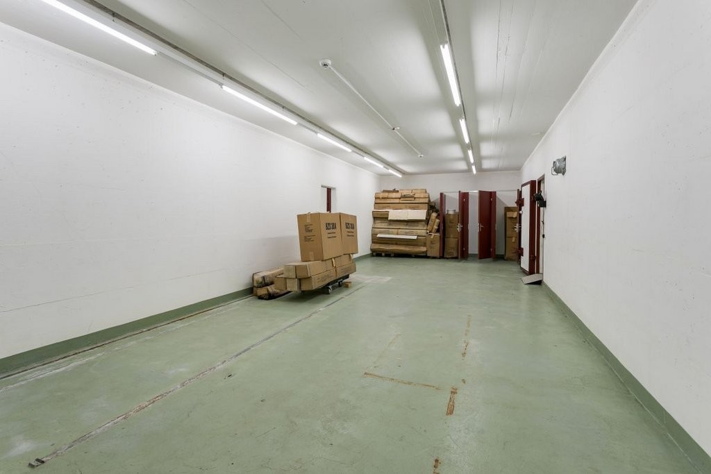 310m² storage room