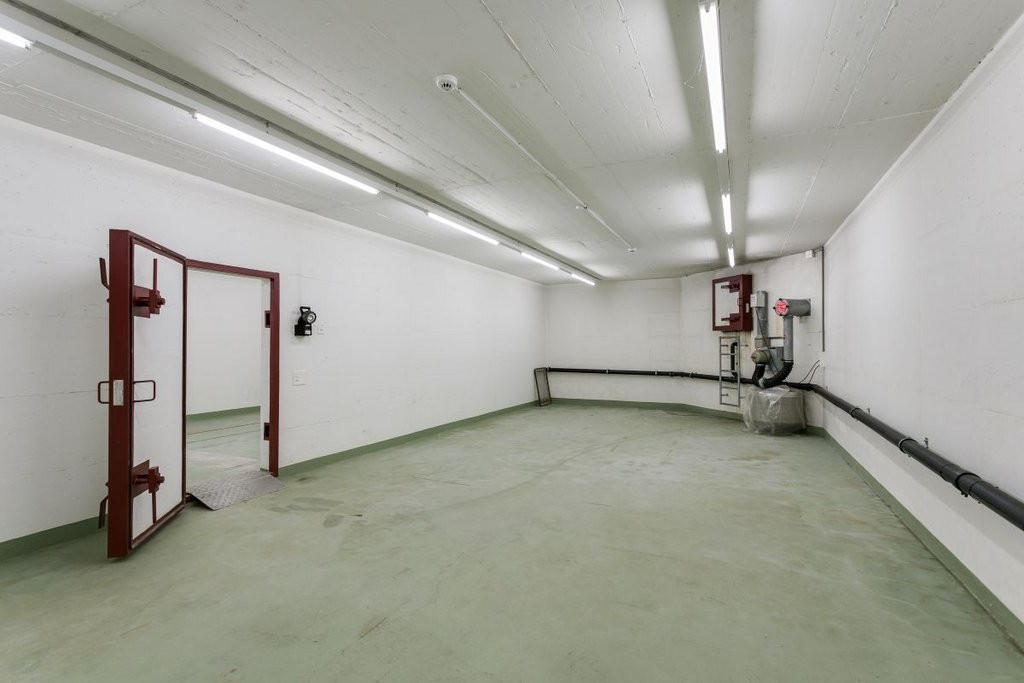 310m² storage room