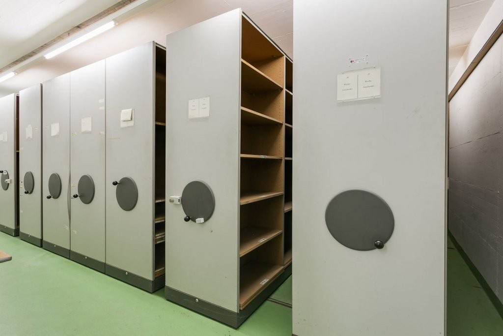 310m² storage room