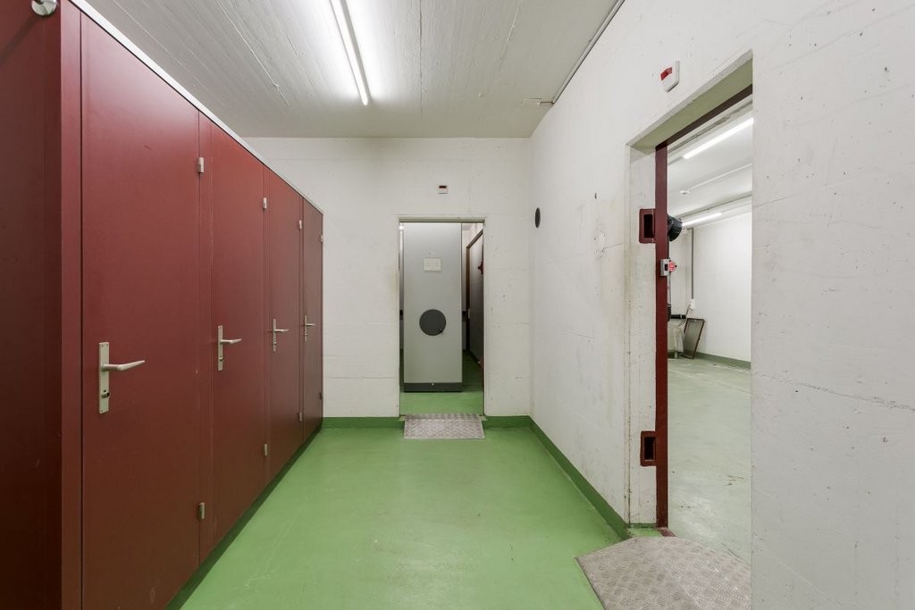 310m² storage room