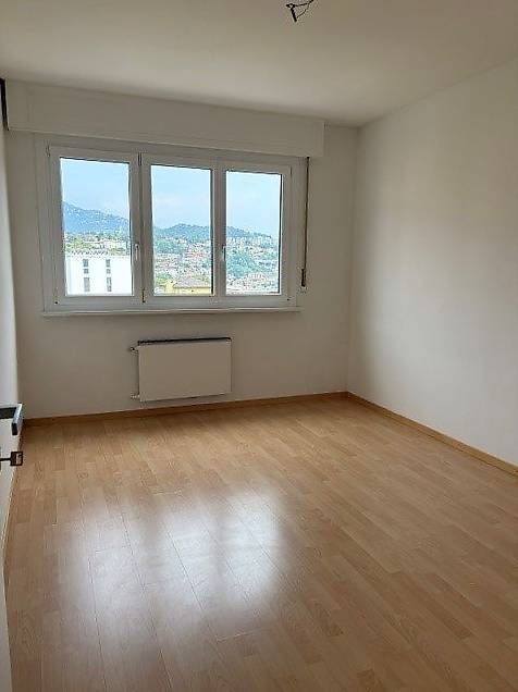 Appartement de 3 ½ pièces

Spacieux 3.5 pièces, au 6ème étage, composé d'un couloir avec armoire murale, cuisine séparée, séjour avec terrasse, 2 chambres à coucher, salle de bain, WC et cave.
Loyer mensuel CHF 895.00 + 200.00 acc. frais mensuels
Places de parc extérieures CHF 50.00