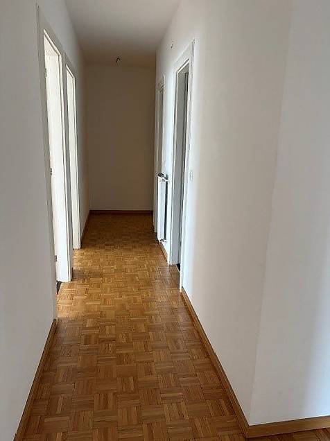 Appartement de 3 ½ pièces

Spacieux 3.5 pièces, au 6ème étage, composé d'un couloir avec armoire murale, cuisine séparée, séjour avec terrasse, 2 chambres à coucher, salle de bain, WC et cave.
Loyer mensuel CHF 895.00 + 200.00 acc. frais mensuels
Places de parc extérieures CHF 50.00
