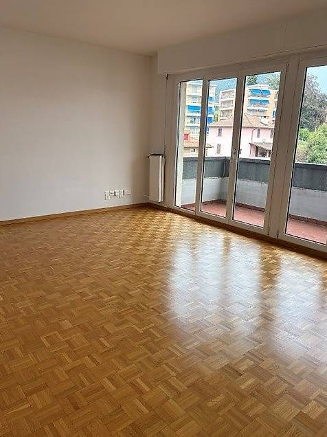 Appartement de 3 ½ pièces

Spacieux 3.5 pièces, au 6ème étage, composé d'un couloir avec armoire murale, cuisine séparée, séjour avec terrasse, 2 chambres à coucher, salle de bain, WC et cave.
Loyer mensuel CHF 895.00 + 200.00 acc. frais mensuels
Places de parc extérieures CHF 50.00
