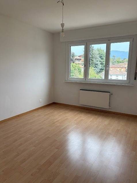Appartement de 3 ½ pièces

Spacieux 3.5 pièces, au 6ème étage, composé d'un couloir avec armoire murale, cuisine séparée, séjour avec terrasse, 2 chambres à coucher, salle de bain, WC et cave.
Loyer mensuel CHF 895.00 + 200.00 acc. frais mensuels
Places de parc extérieures CHF 50.00
