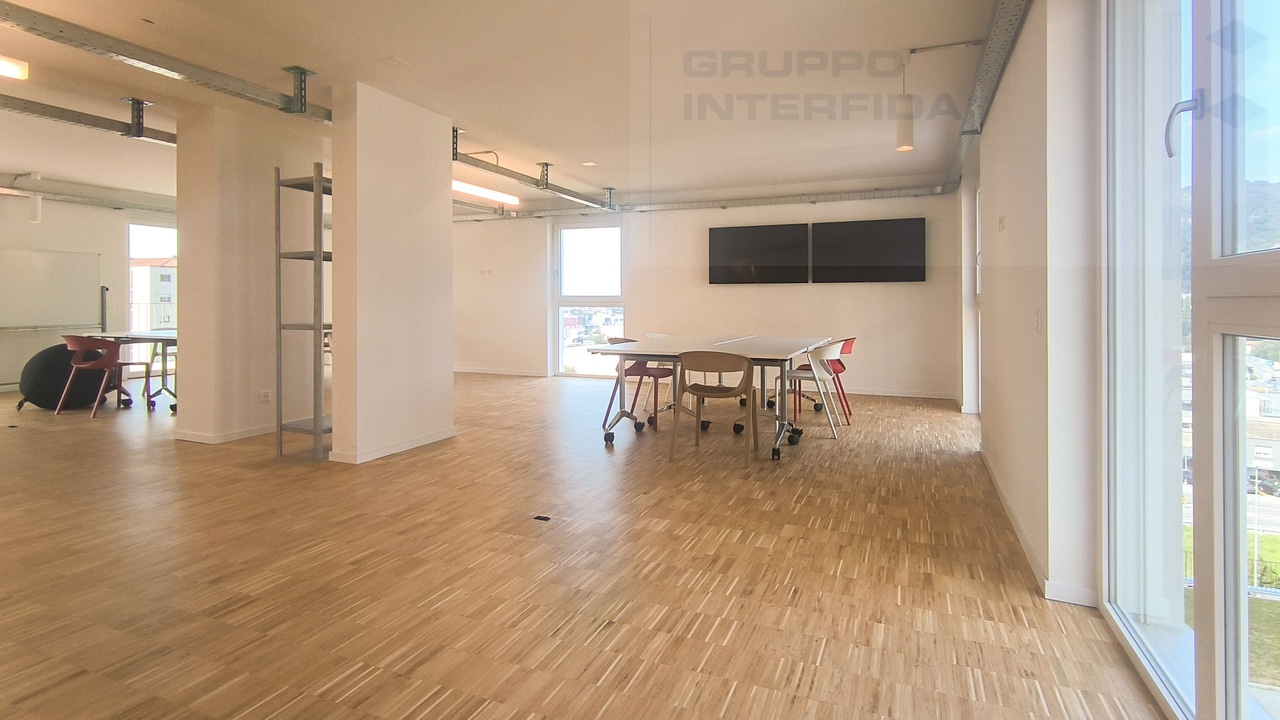 372m² office